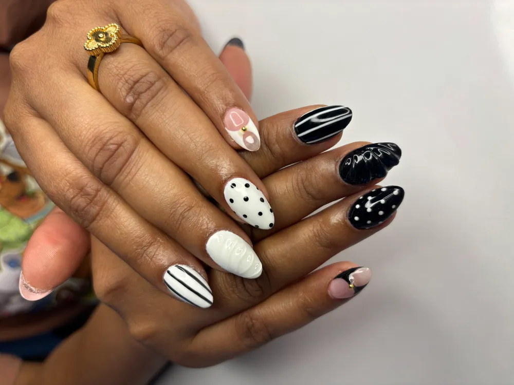 Minimalist Fine Line Gel Art